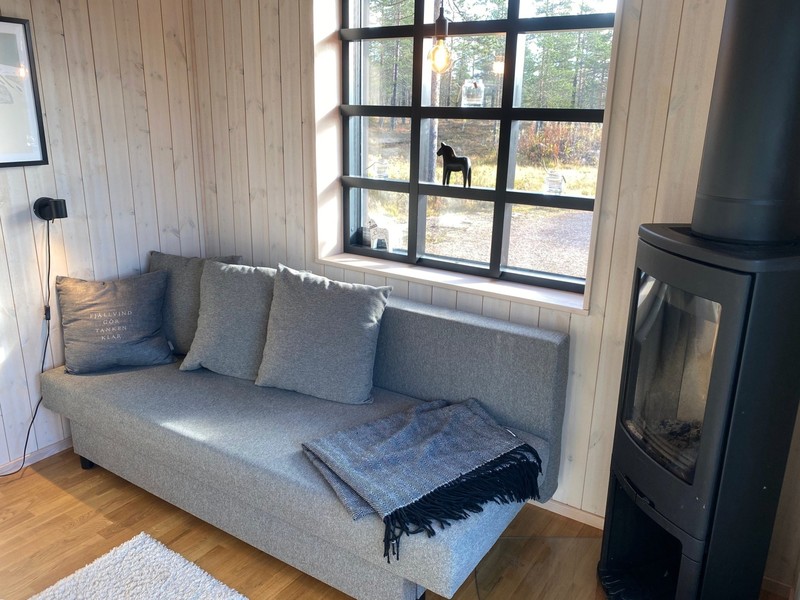 soffa och braskamin